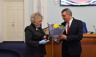 В элегантном брючном костюме директор Омской филармонии получила медаль от Президента страны