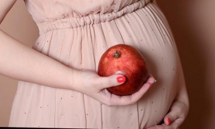 Беременная омичка показывает на фруктах, как растет ее ребенок