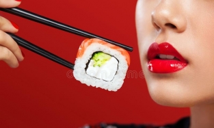 В международный день суши рассказываем, как легко приготовить их дома 