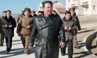 Модный приговор: глава Северной Кореи запретил носить кожаные плащи 