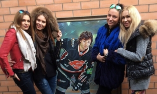 Девушка омского хоккеиста Сергея Костицына подарила ему огромный портрет