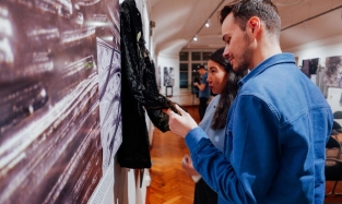 Омские передвижники повезли в Москву выставку "Анатомия ткани" 