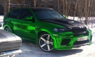 Ярко-зеленая BMW удивляет весь Омск