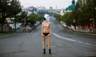Девушка с головой коня топлесс протестует против плохих дорог в Омске