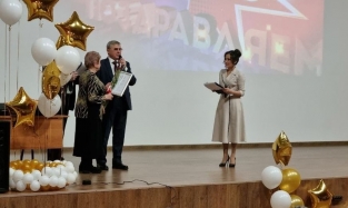 Омский депутат Госдумы Олег Смолин был замечен на юбилее школы