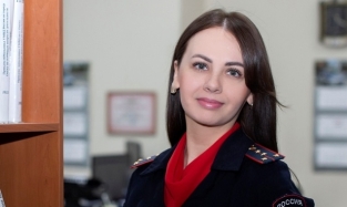 Ни слова о муже: СМИ представили одну из "Леди омская полиция"