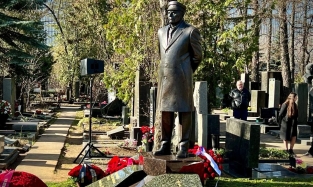 Владимира Вольфовича поставили во весь рост на Новодевичьем кладбище