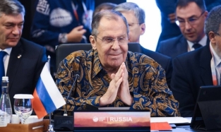 На саммит в Джакарте глава МИД России надел рубашку с символом пробудившейся силы
