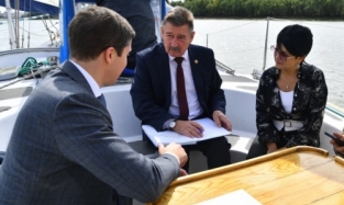 Глава Федерации парусного спорта Омской области Щербаков прокатил федерального чиновника на своей яхте