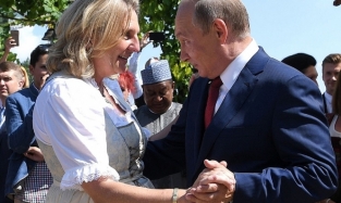 Танцевавшая с Путиным экс-глава МИД Австрии теперь петербурженка