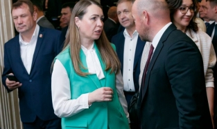 Экс-мэр Омска Оксана Фадина выбрала для инаугурации наряд в зеленом цвете