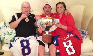 Александр Овечкин отмечает победу на Чемпионате мира с кубком шампанского