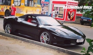 На омских дорогах замечен еще один элитный итальянский суперкар Ferrari
