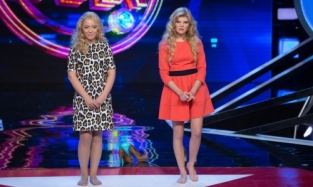 Резиденты Comedy Club скинули со сцены двух молодых блондинок из Омска