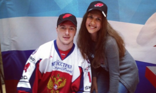 Омичи сфотографировались с Кубком чемпионов мира по хоккею и взяли автограф у Сергея Калинина