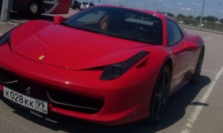 Капитан «Авангарда» купил себе красную Ferrari с крутыми номерами
