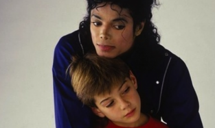 Майкла Джексона вновь обвиняют в интимных связях с малолетними детьми