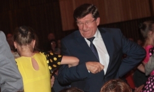 Мэр Омска танцевал на празднике строителей