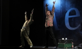 Омский актер Александр Гончарук вышел на сцену с перевязанной рукой