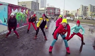 Омичи исполнили зажигательный танец на улице под хит Kiesza – Hideaway