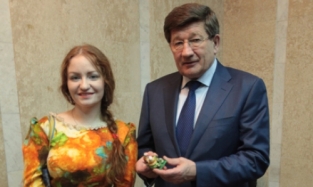Светлана Захарова подарила Двораковскому кукольную фигурку