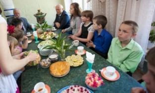 Омские семьи с двадцатью детьми приготовили для Якубовича сладости
