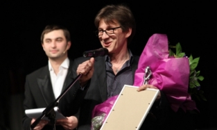 Жюри фестиваля «Молодые театры России» долго металось, за что «дать» Сергею Шоколову 