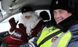 По Омску будет гулять полицейский Дед Мороз
