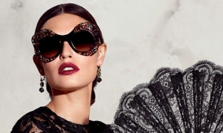 Кармен примеряет очки: красавица Бьянка Балти в фотосессии Dolce & Gabbana