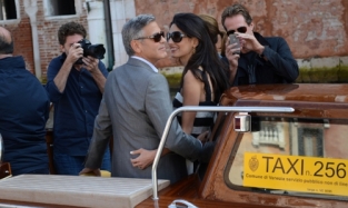 Поклонникам Джорджа и Амаль Клуни запретили подходить к их дому в Италии