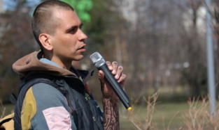 В Омске на экологическом митинге выступил странный музыкант