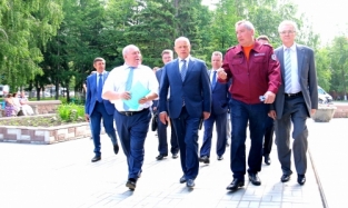 Рогозин продемонстрировал в Омске яркую форму с шевроном «ВПК»