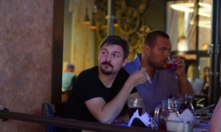 На открытии ресторана Birliman омский актер Притуляк боролся за еду