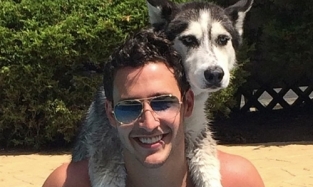 Сексуальный молодой доктор и его пес хаски покорили «Инстаграм»