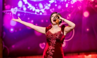 Роза Рымбаева отыграла юбилейный концерт в Омске