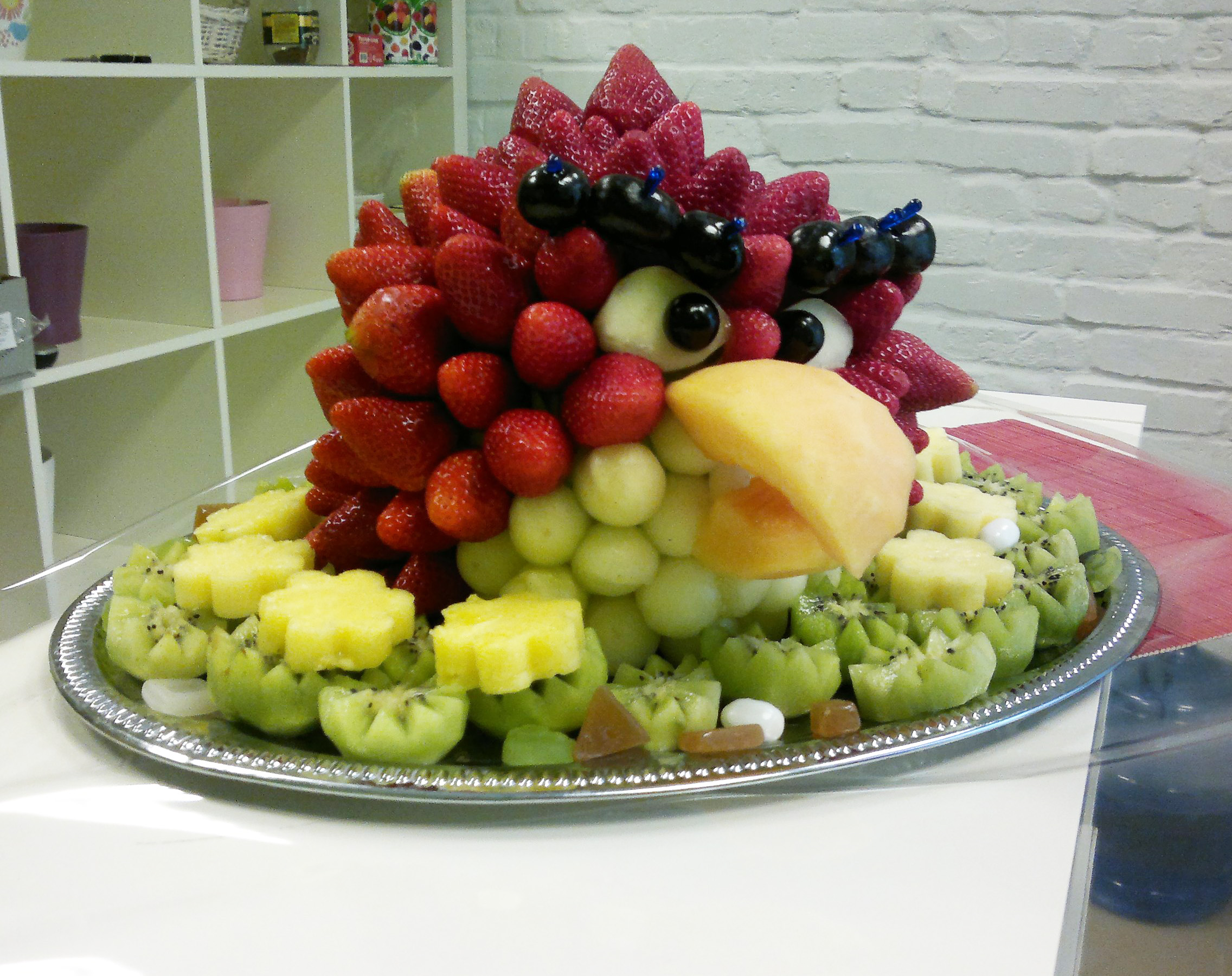 Как оформить фруктовую. Украшение фруктов. Фрукты на столе. Фруктовая тарелка на детский праздник. Красиво подать фрукты.