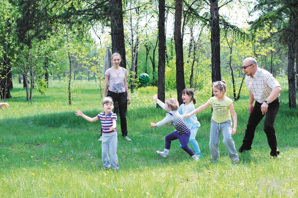 Развлечение семейных русских. Игры на воздухе для детей. Подвижные игры для детей. Игры на природе для детей. Игры на свежем воздухе для детей.