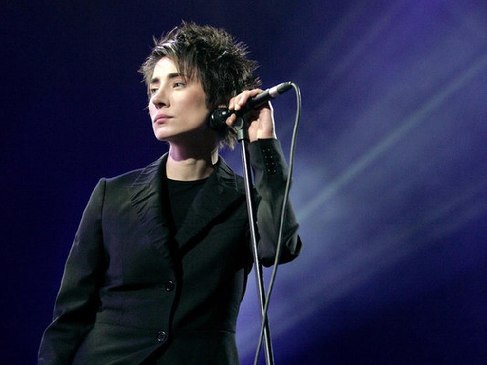 Купедегі жалаңаш пойыз жолсерігі Интернетте үндістер мен ковбойлар бейнеленген порно мультфильмдерді қараңыз