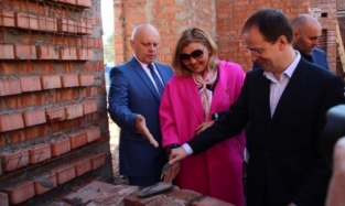 300-летний кирпич в стену Воскресенского собора заложила супруга Голушко