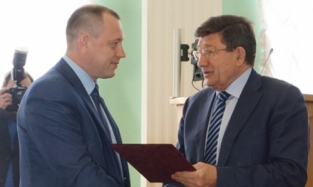 На 40-летие депутата Ложкина лично поздравил Двораковский, а Кокорин подарил мед 