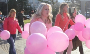 Во время флешмоба омские блондинки в розовом сделали селфи с шариками