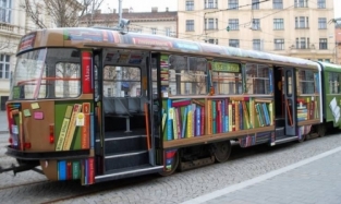 С июля в Омске можно будет покататься на «говорящем» литературном трамвае