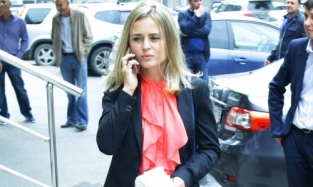 Тамара Дубинец на пресс-туре по отремонтированным дорогам щеголяла на высоких каблуках и в костюме