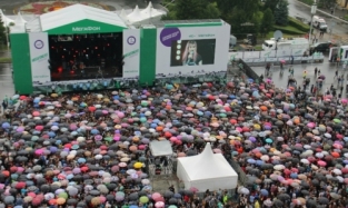 Омичи под зонтиками заполонили Соборную площадь, чтобы насладиться песнями групп «Сплин» и «Аквариум»