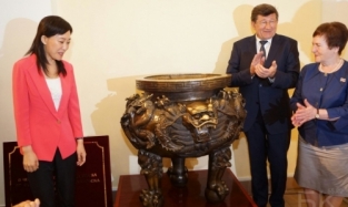 Мэр Маньчжурии презентовала Двораковскому на 300-летие гигантскую китайскую вазу 