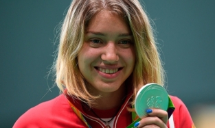 Федеральные СМИ опубликовали фото омички Бацарашкиной с медалью Олимпиады