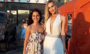 Олеся Дорогова призналась, что для концерта выбрала белое платье, повторив за омской чиновницей Бикмаевой