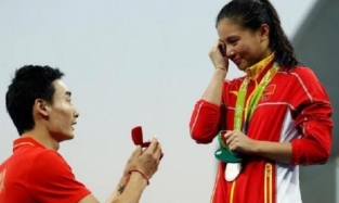 Китайский олимпиец предложил руку и сердце своей коллеге прямо во время награждения