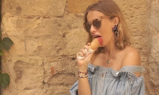 Собчак изобразила сексуальное поедание мороженого