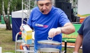 Арсен Пономарев, отжав творог денежным мешком, накормил омичей блюдом, приготовленным по рецепту инопланетянина 